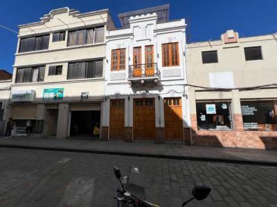 Lindo Local Comercial Tres Pisos de Renta en El Centro de Cuenca - Benigno Malo