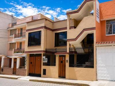 Casa Rentera en Venta &ndash; Sector Las Cuadras - 4 Departamentos