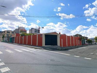 En Venta Casa Rentera, con Amplio Terreno, Barrio Quito Norte