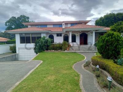 Casa en  Cumbay&aacute;, Quito