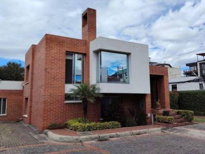 Casa en Venta de 3 Dorm. No Adosada, Sector Usfq Cumbay&aacute;