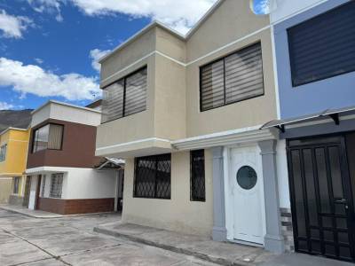 Casa en  Mitad Del Mundo, Norte De Quito