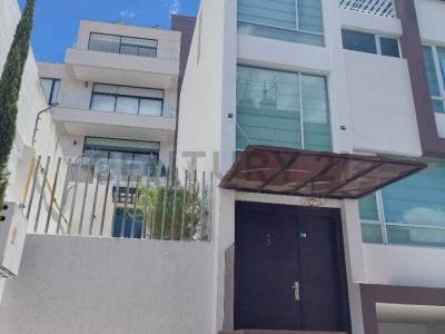 Casa en  Cumbay&aacute;, Quito