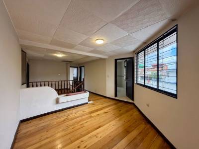 Casa en  Plaza 8, Y Y Luis Moreno Mora, Cuenca, Ecuador