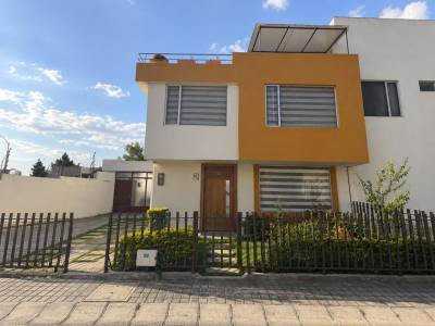 Casa en  Las Acacias, Carretera Panamericana Y C. Rio Upano, Riobamba, Ecuador
