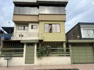 CASA EN VENTA 3 PISOS EN MUTUALISTA BENALCAZAR 4HB