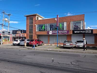 Plaza Comercial Esquinera en Playa Chica