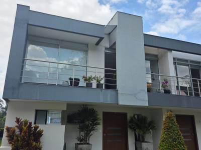 Venta casa en Vista Colina, San Juan de Cumbay&aacute;
