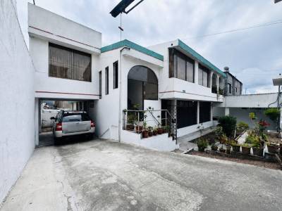 CASA DE 2 DEPARTAMENTOS+SUIT A REMODELAR 5PARQUEOS