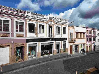 CASA COMERCIAL EN CENTRO HISTORICO DE CUENCA