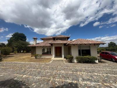 Casa de Campo Esquinera de Venta en Machingu&iacute;