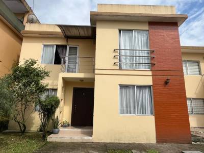 EN VENTA AMPLIA CASA EN URBANIZACION PRIVADA