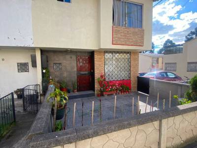 CASA DE DOS PISOS EN VENTA CERCA DE QUITUMBE