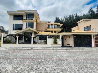 CASA DE LUJO EN VENTA LOCOA LATACUNGA