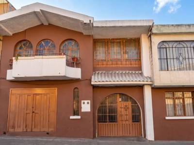 Casa Comercial con Local Independiente
