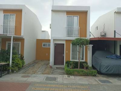 CASA SEMIAMOBLADA EN CIUDAD SANTIAGO