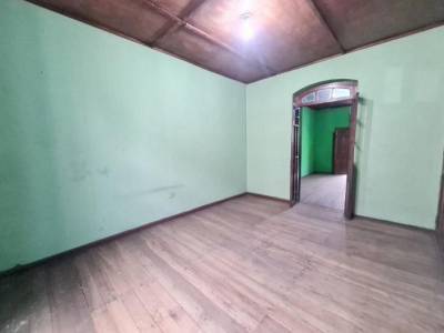 Casa en Venta de 2 Pisos con Patio Interno en El Centro Historico de Quito