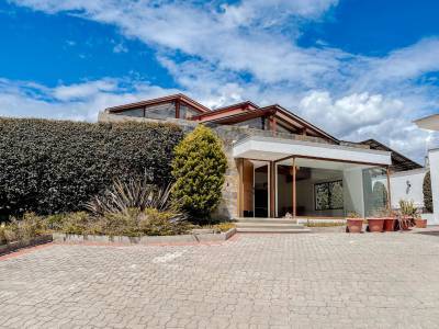CASA CON PISCINA Y 952 M&sup2; DE TERRENO EN CUENCA