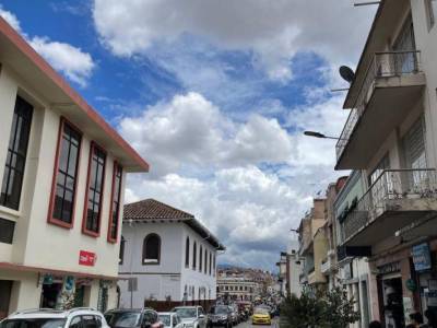 Casa Central Rentera con Locales Comerciales y Departamentos