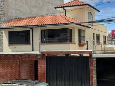 Deb Casa en Venta Sector Embajada Americana $