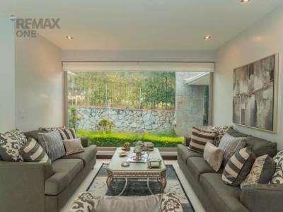 En Venta Lujosa Casa de Una Planta en Challuabamba