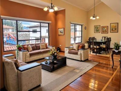 Vendo Casa Rentera de 3 Plantas con 2 Departamentos en San Sebastian