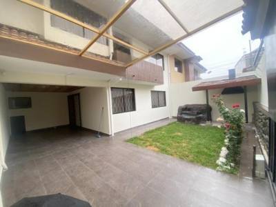 Casa en Venta Ubicada en La Calle Daniel Alvarado y Av de Las Am&eacute;ricas Cuenca Ec.
