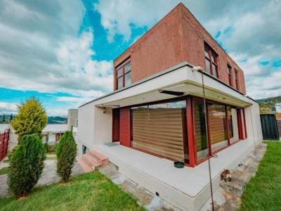 Casa con Departamento Independiente Challuabamba