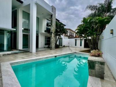 Riberas del Bat&aacute;n | Casa Esquinera, Moderna y Amplia