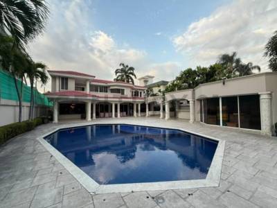 Venta de Casa en Urb. Laguna Dorada