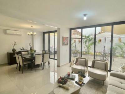 Casa de 227 m&sup2; con 3 Habitaciones en Venta en Samborond&oacute;n, Ciudad Celeste.