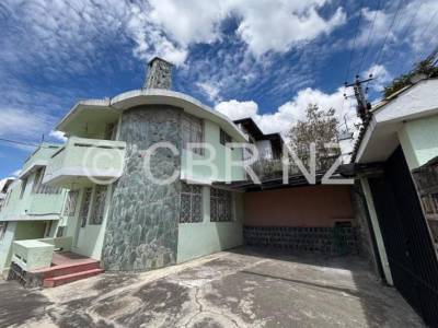 Casa Independiente Amplia con 4 Parqueaderos en Venta, Sector Las Casas