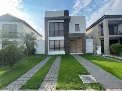 Casa de 288 m&sup2; con 3 Dorm. en Venta en Samborond&oacute;n