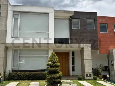 Casa en Venta, Amplia Pergola. Conjunto con Piscina. Sector Hylacril. Tumbaco.
