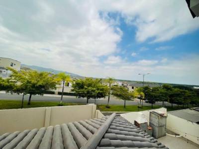 Casa en Venta V&iacute;a a La Costa Guayaquil 4 Dorm.
