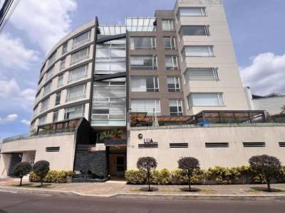 Vendo Amplio Departamento 3 Dorm. 3 Parqueaderos Sector Quito Tenis Excelente Vista.
