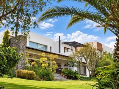 Casa de Lujo en Cumbay&aacute; | Arquitectura Sofisticada, Jardines Privados y Elegancia