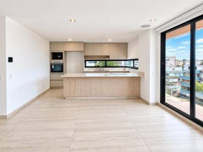 Ysh - Venta | Departamento de 2 Dorm. con Amplio Patio | Quito Tenis