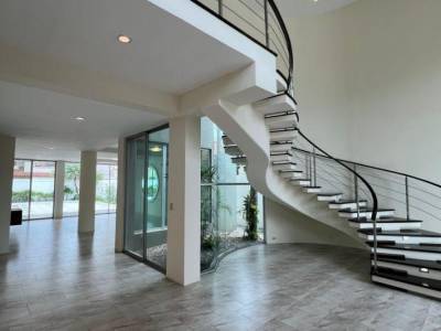 San Isidro, Samborondon Km 4, Casa con 3 Dorm. Estilo Moderna!